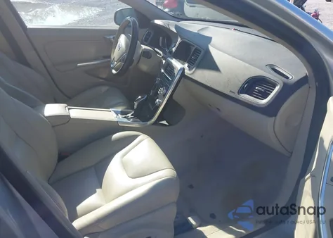 2015 Volvo S60 T5 Premier z USA, uszkodzony, nr VIN YV140MFKXF2337557